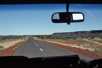 Die Luritja Road mit Blick auf die George Gill Range